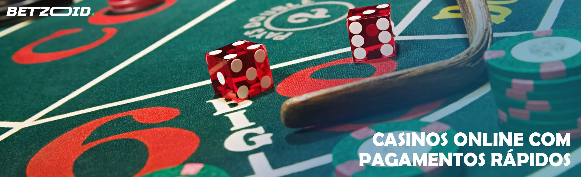 Dados e fichas na mesa do casino.