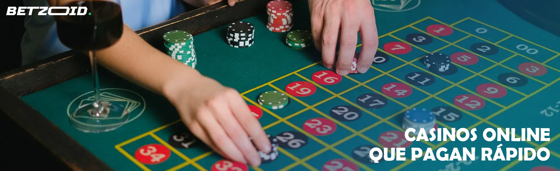 Los jugadores realizan apuestas con fichas de casino.