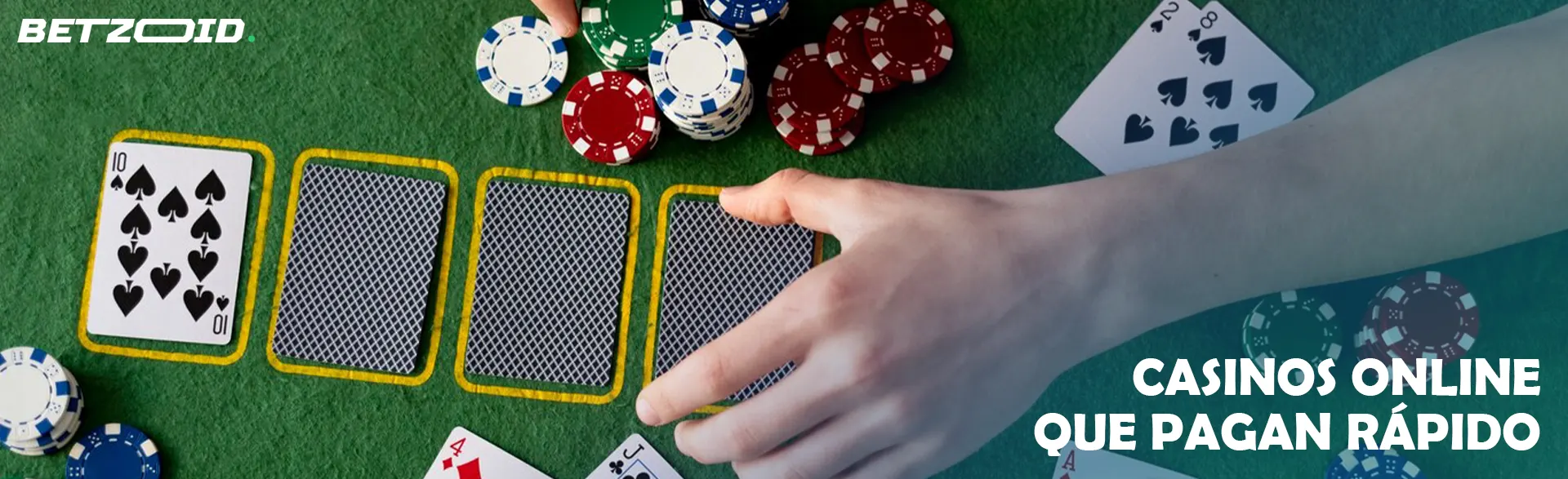 El jugador coloca las cartas sobre la mesa del casino.