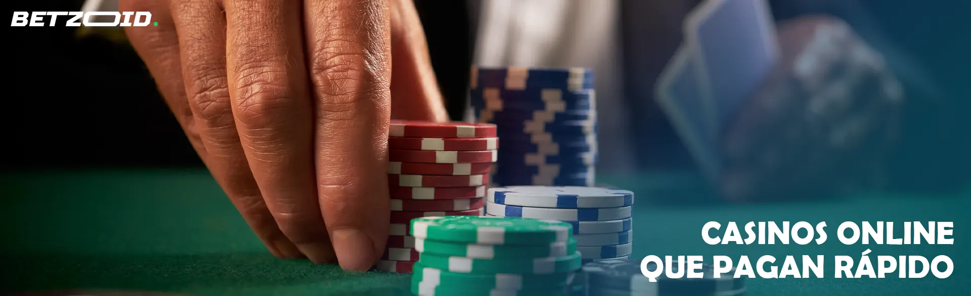 Mano tomando fichas de casino en una mesa de juego.