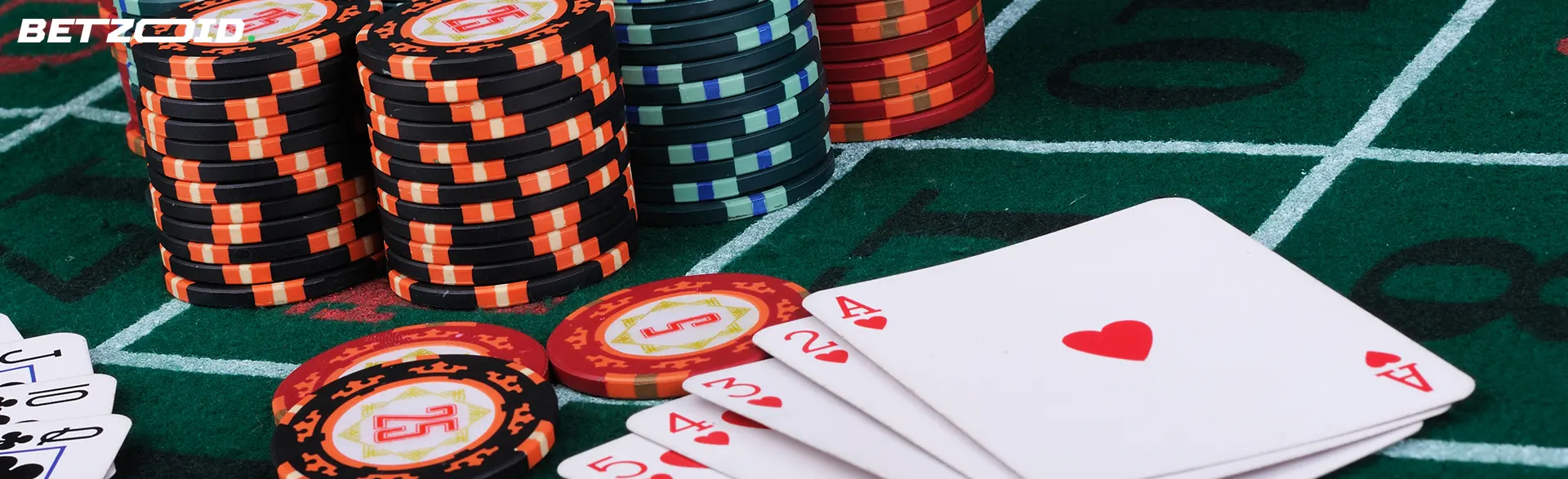 Fichas de casinos que pagan al instante y cartas en una mesa de juego.