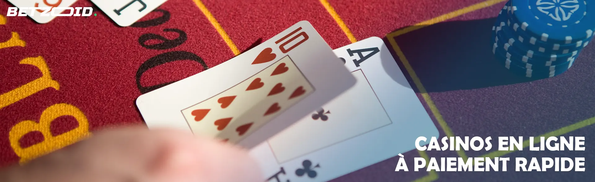 Le joueur pose les cartes sur la table du casino.