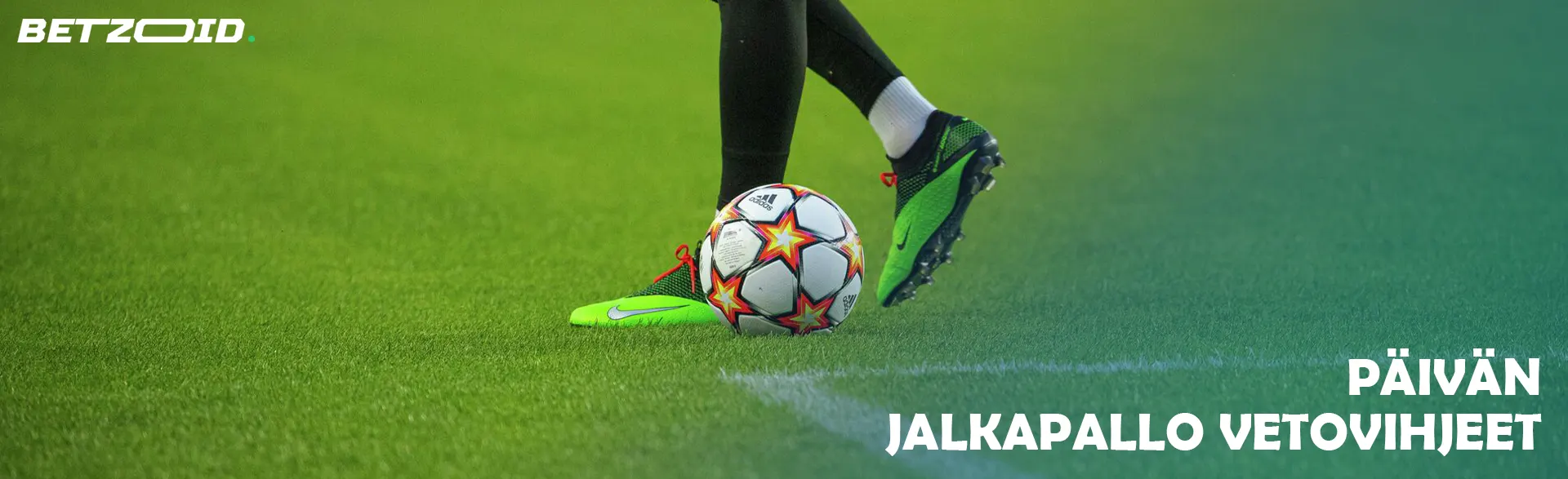 Jalkapalloilija pallon kanssa kentällä.