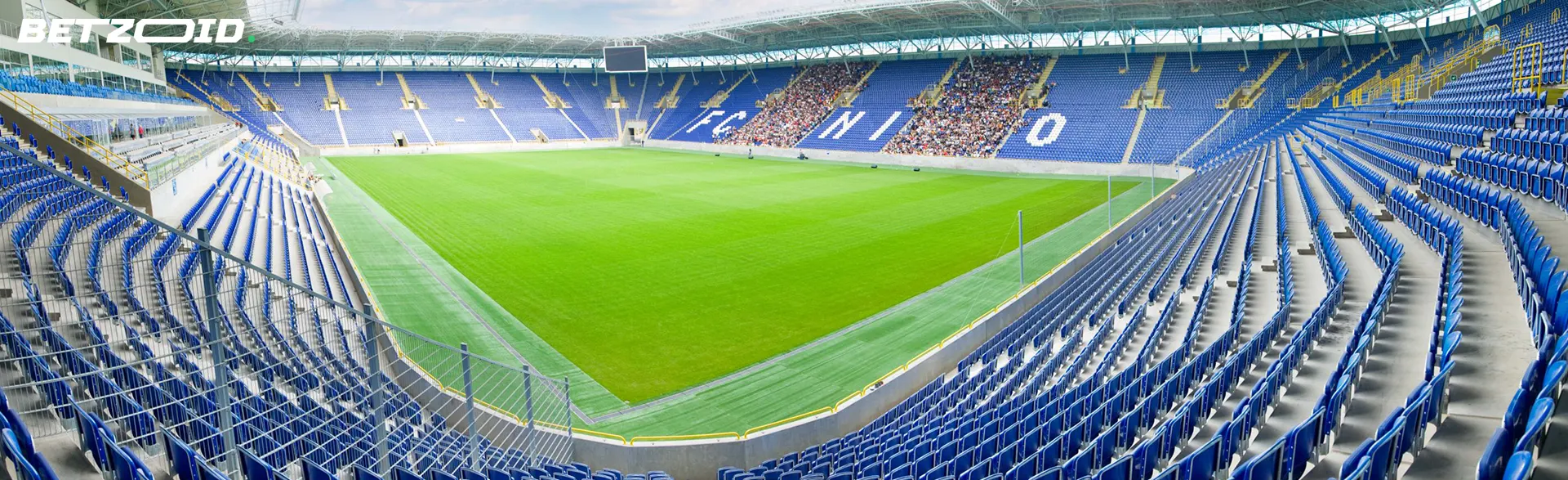 Tyhjä jalkapallostadion.
