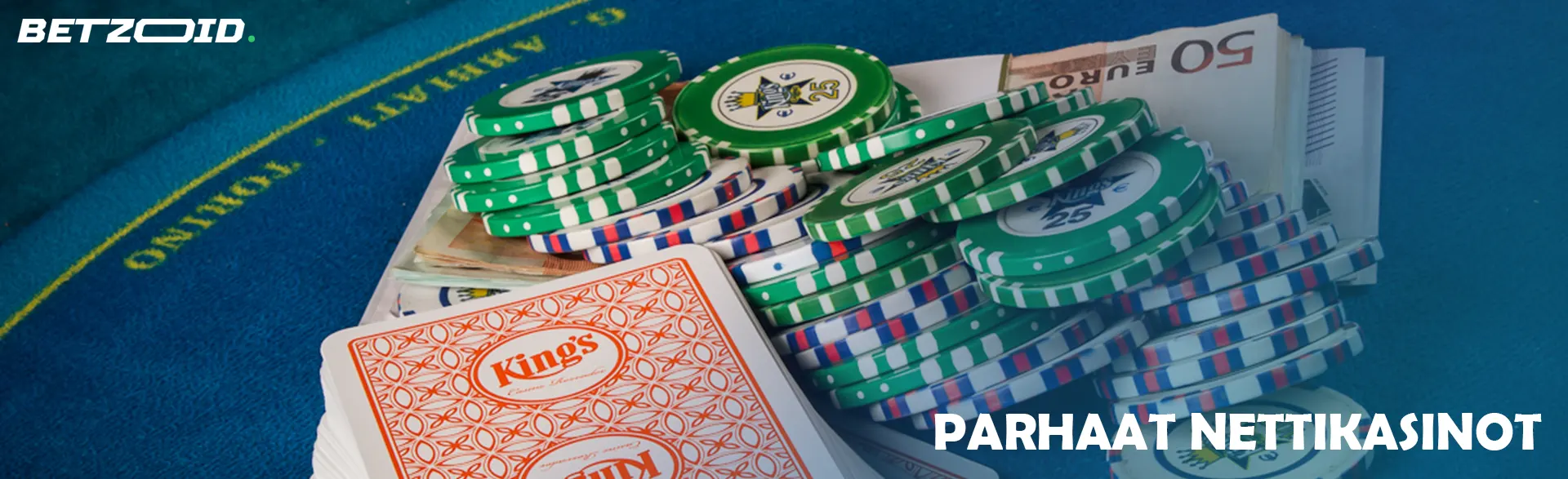 Kasa kortteja, rahaa ja kasinomerkkejä.