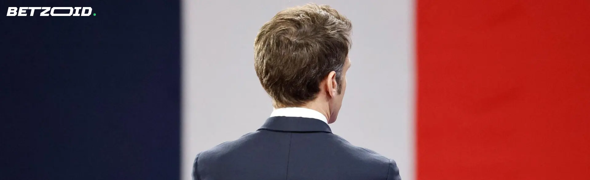 Homme politique français sur fond de drapeau de la France.