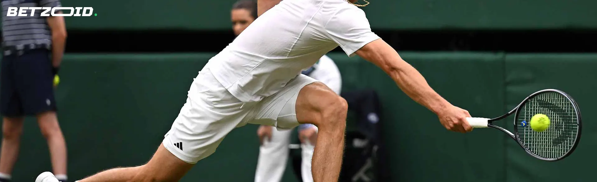 Tenista odpálí míček během hry.