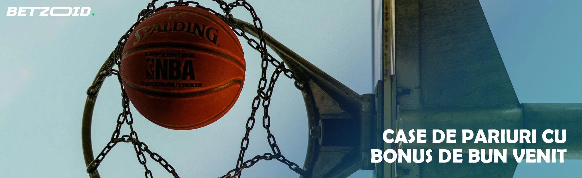 Mingea de baschet intră în coș. 