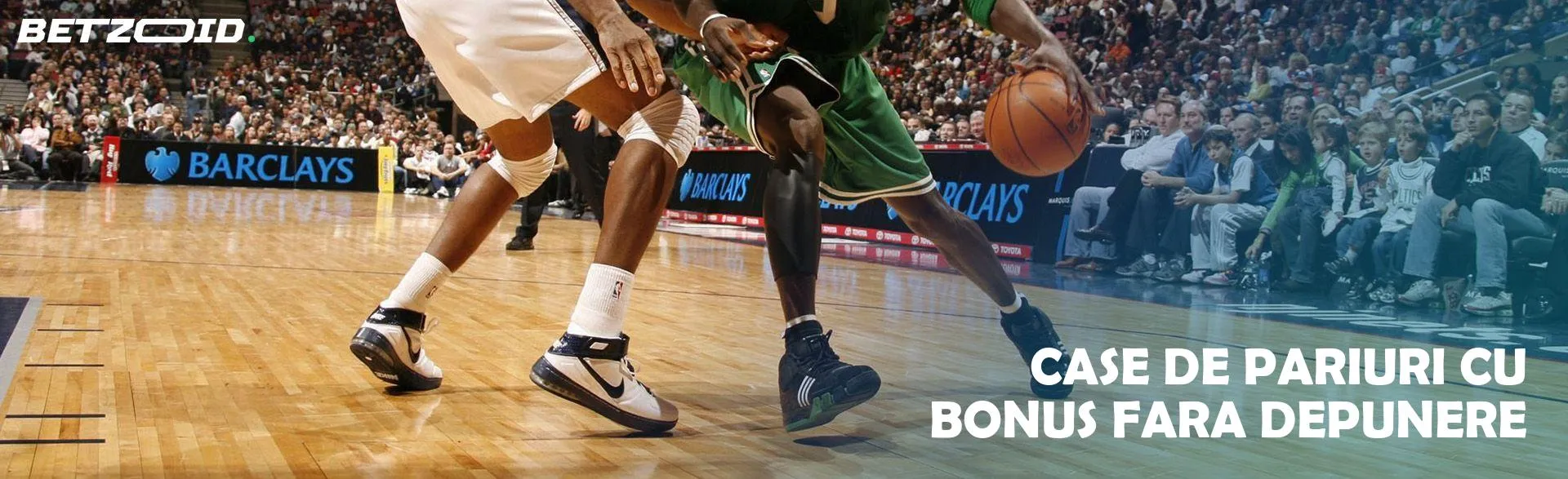 Jucători de baseball în acțiune în timpul unui joc.