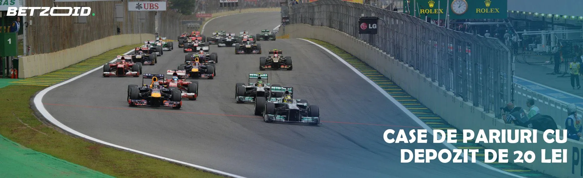 Mașini de Formula 1 pe pistă în timpul curselor.