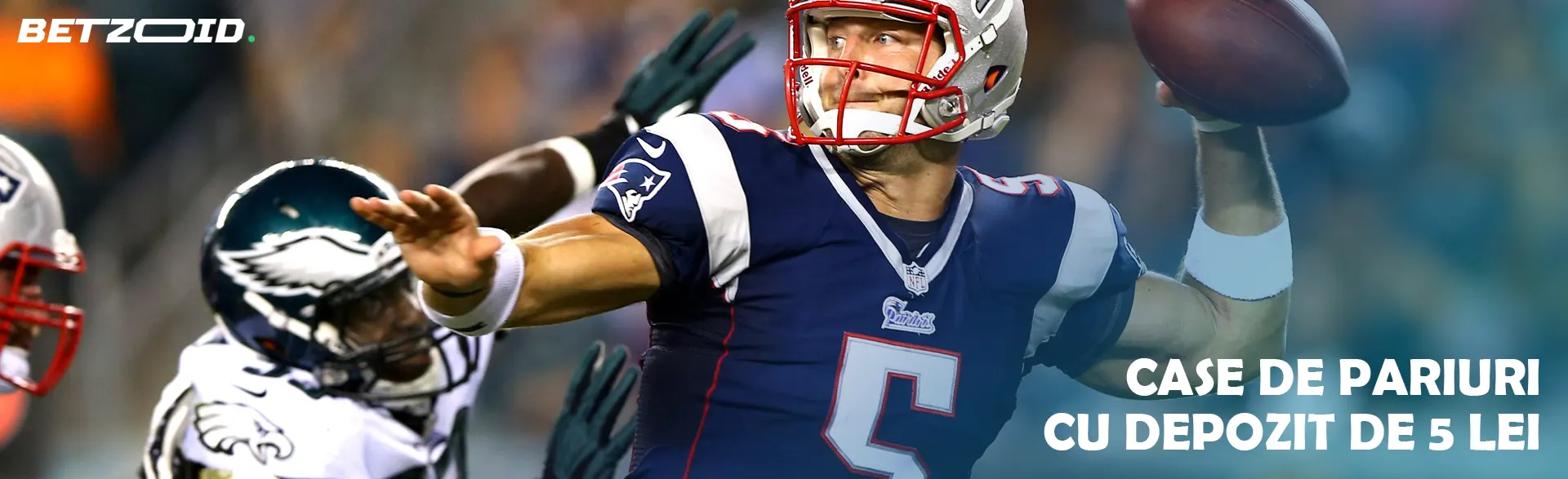 Jucătorul de fotbal american încearcă să arunce mingea.