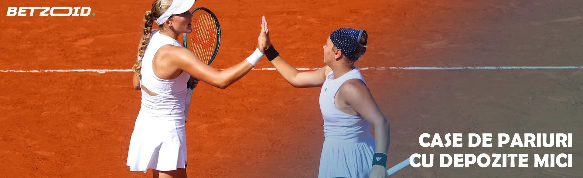 Jucătorii de tenis se felicită reciproc înaintea meciului.