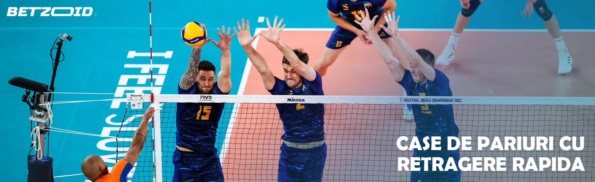 Jucători de volei în acțiune în timpul unui meci.