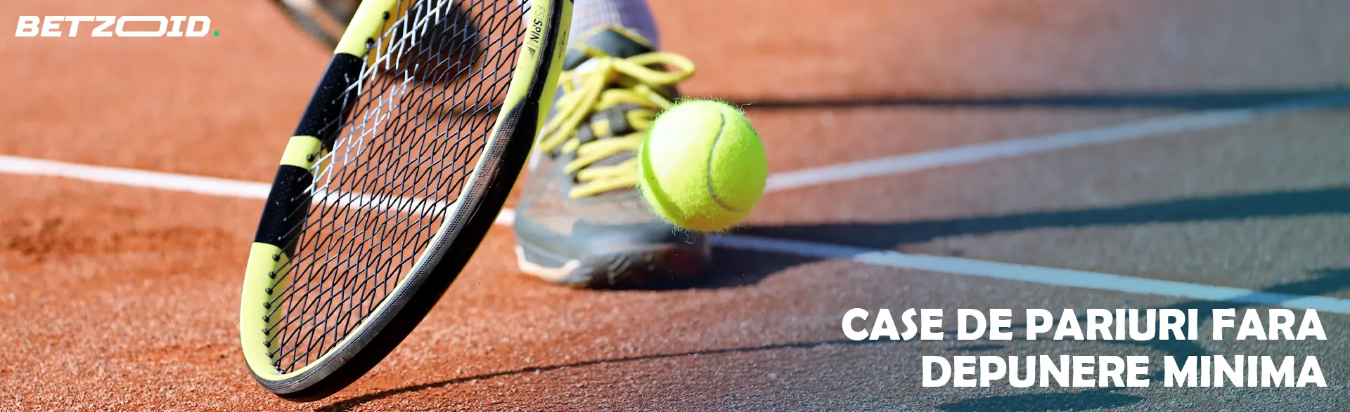 Jucătorul de tenis încearcă să prindă mingea cu racheta.