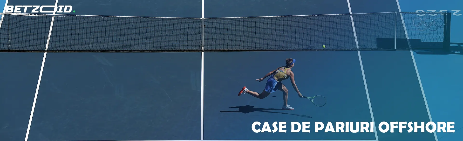 Un jucător de tenis încearcă să lovească mingea.