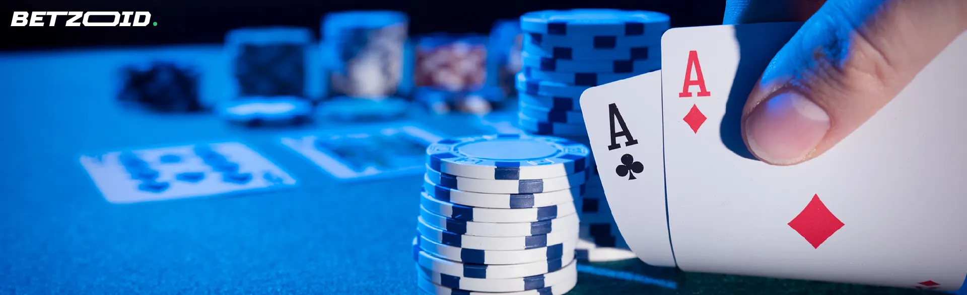 プレーヤーはカジノチップの隣にカードを持ちます。