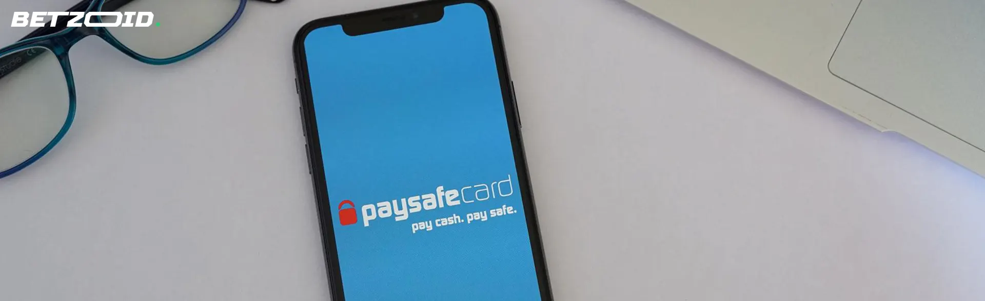 Logotipo de Paysafecard en la pantalla del teléfono inteligente.