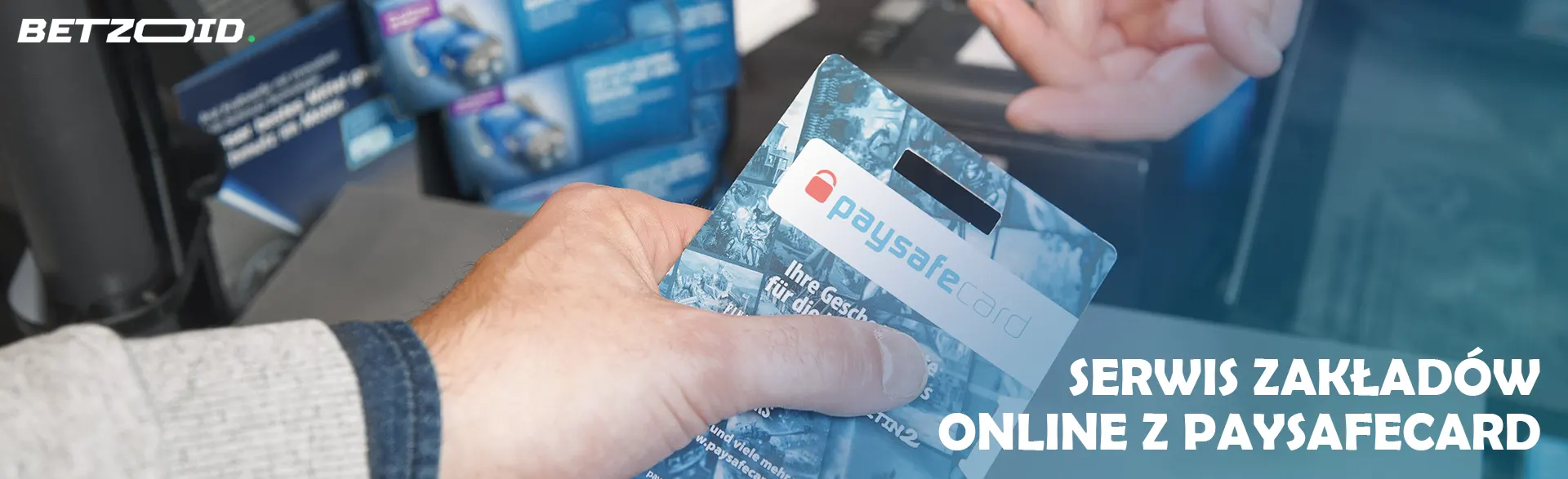 Karta Paysafecard w ludzkich rękach.