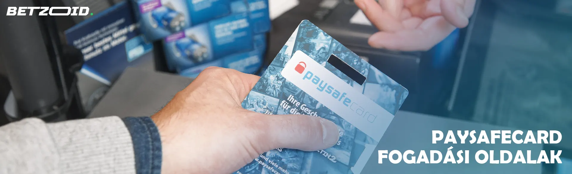 Egy férfi egy csomagolt Paysafecardot tart a kezében.