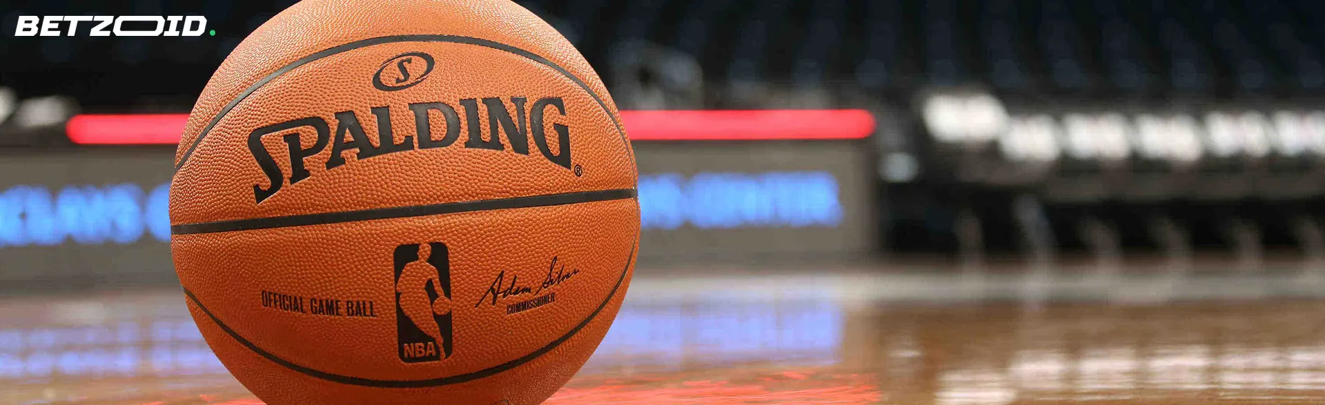 La pelota de baloncesto está en el suelo.