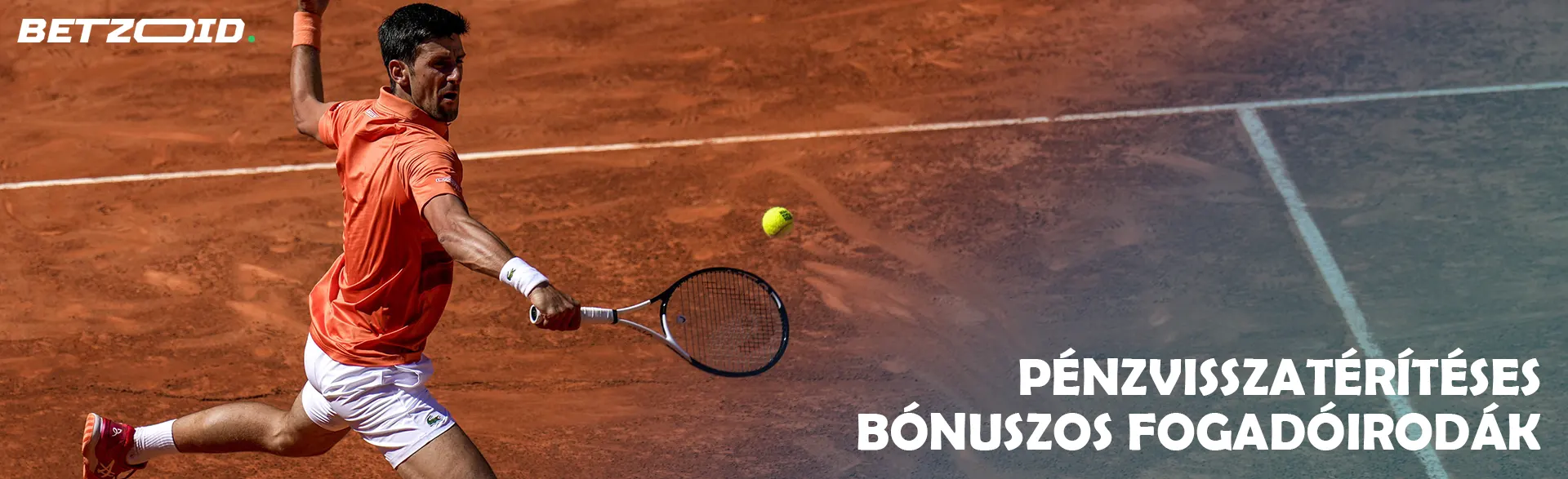 Egy teniszező megpróbálja eltalálni a labdát.