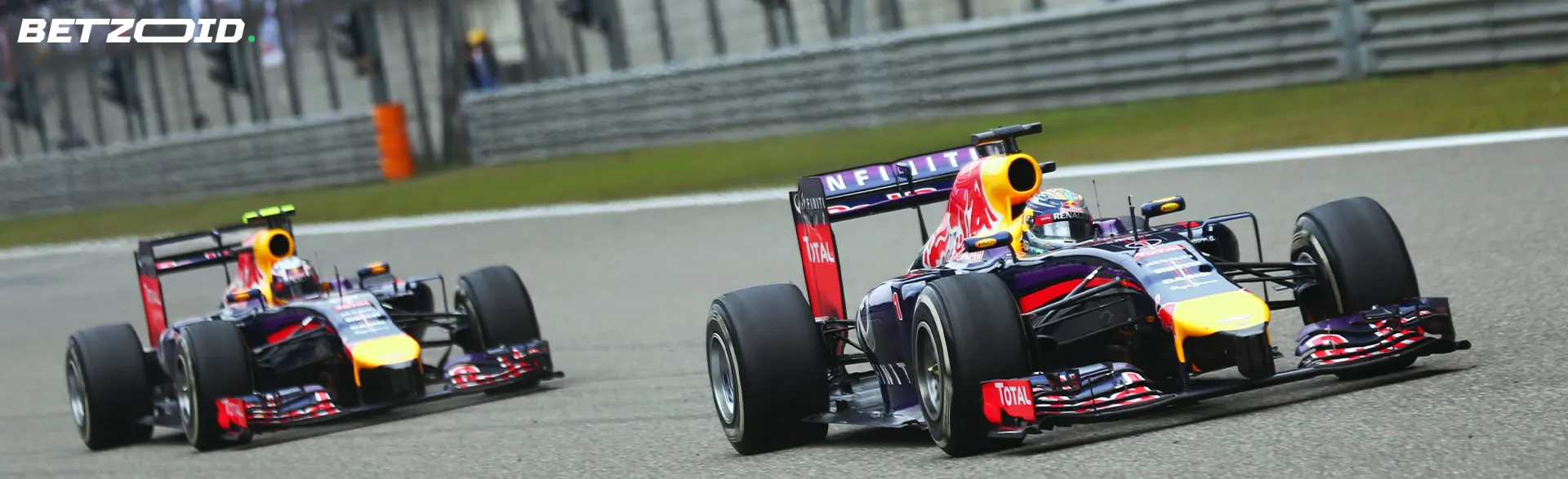 Formel-1-Rennwagen auf der Strecke.