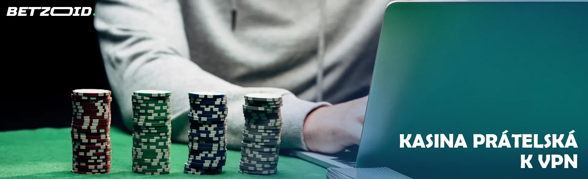 Hráč za notebookem vedle žetonů kasina.