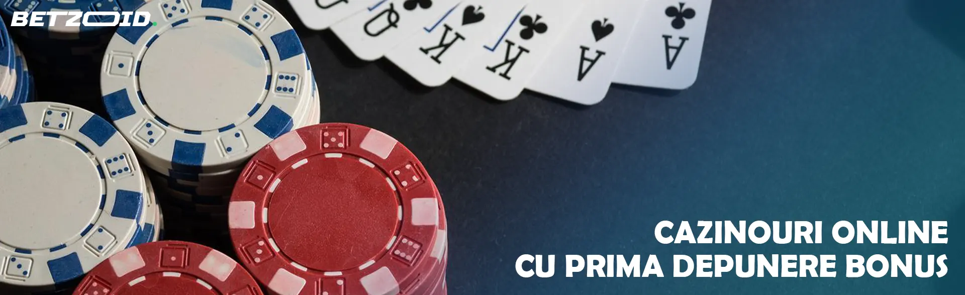 Cărți lângă jetoane de cazinou.