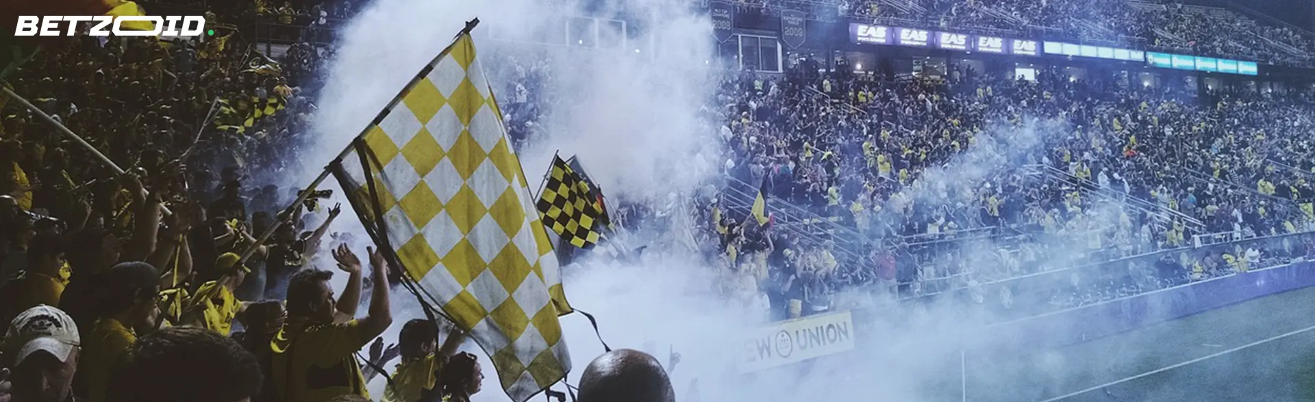Aficionados de fútbol en la tribuna para predicciones de fútbol para hoy.