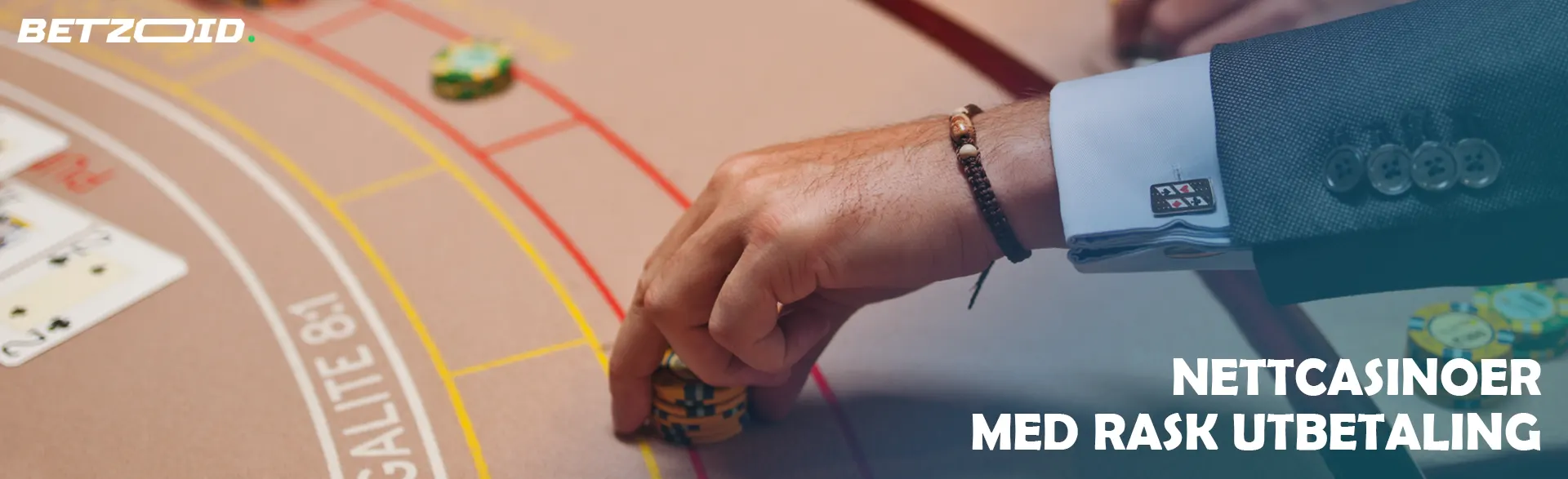 En spiller plasserer sjetonger på kasinobordet.