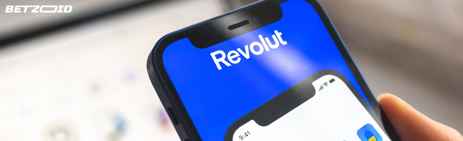 Revolut mobilalkalmazás okostelefon képernyőjén.