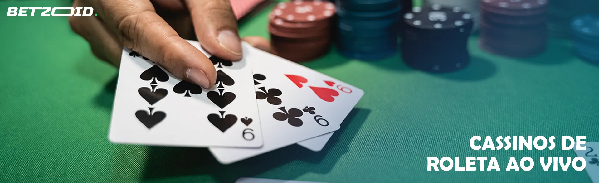 Cartas na mão do jogador ao lado das fichas do casino.