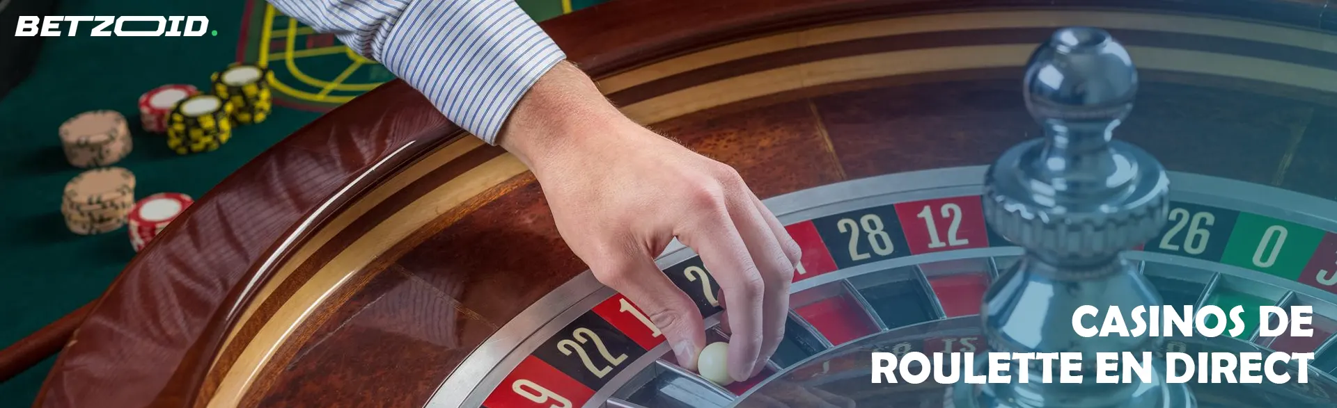 Le joueur met la bille sur la roue de la roulette.