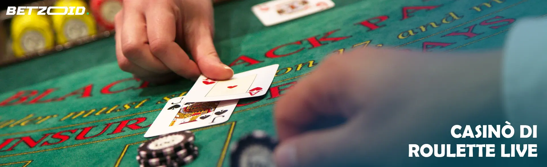 Mano del giocatore del blackjack che tiene le carte sul tavolo verde.