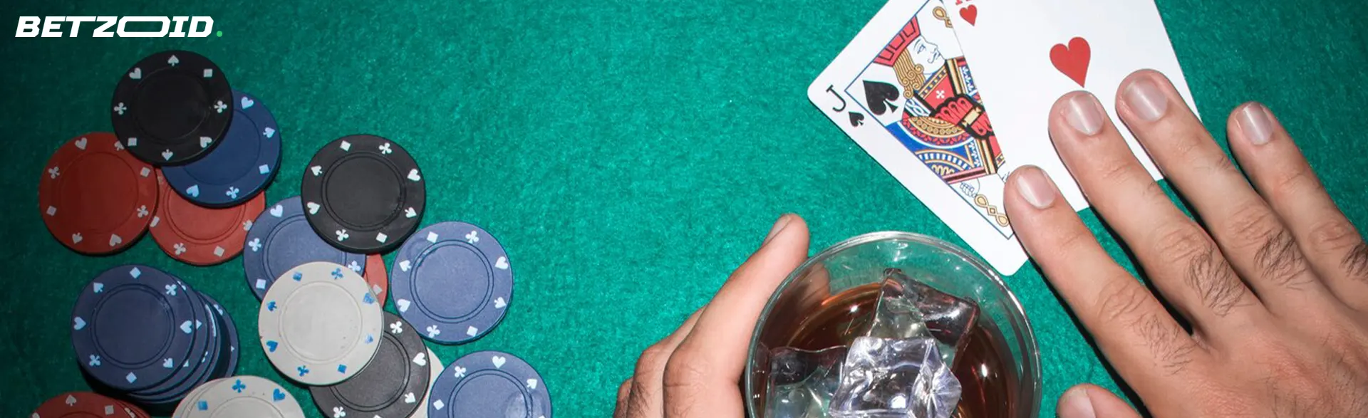 Chip e carte da poker con vetro sul tavolo verde.