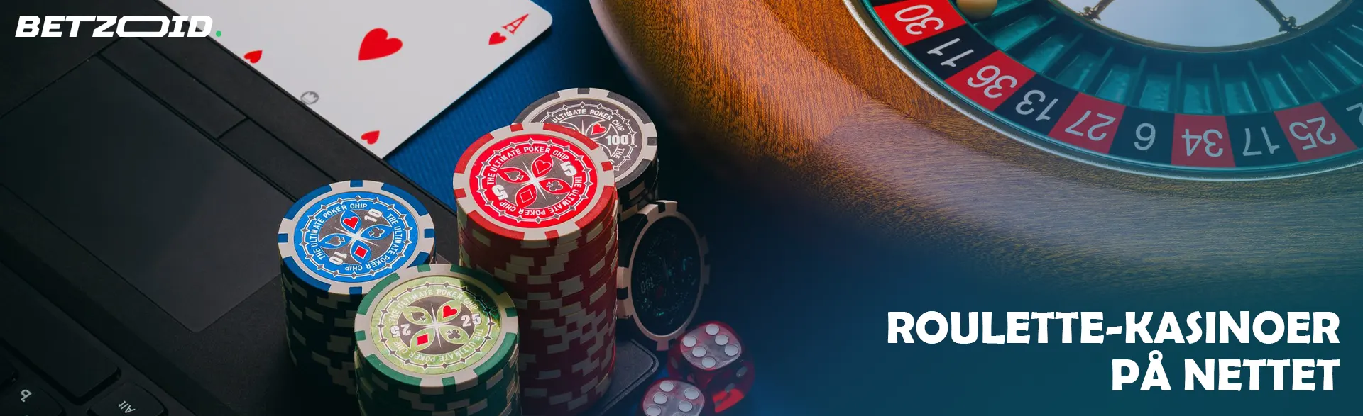 Ruletthjul og kort ved siden av sjetonger på bærbar PC.