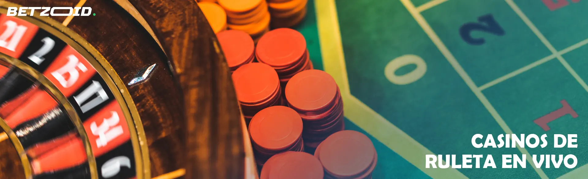 Rueda de ruleta junto a fichas de casino.