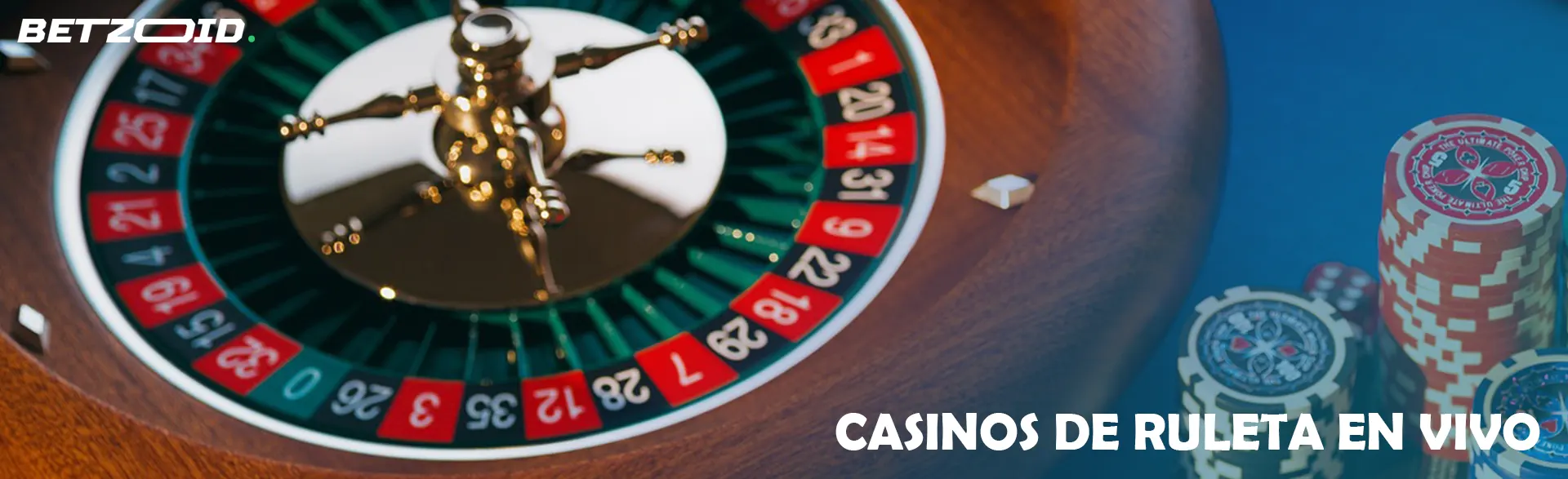 Rueda de ruleta junto a fichas de casino.
