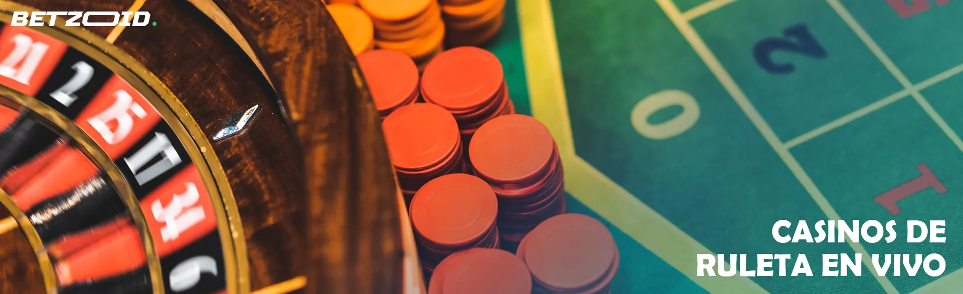 Rueda de ruleta junto a fichas de casino.