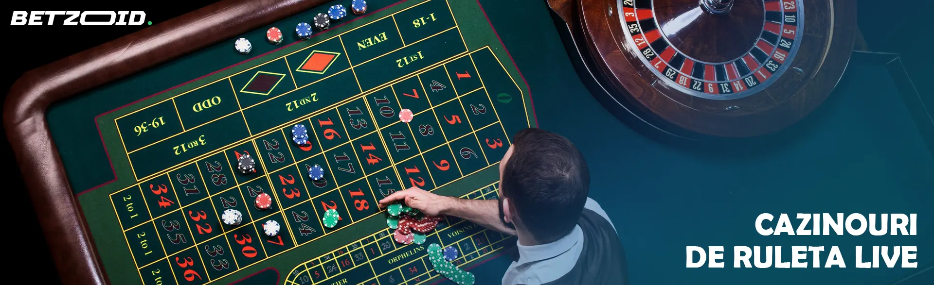 Crupierul așează jetoanele pe masa de ruletă.