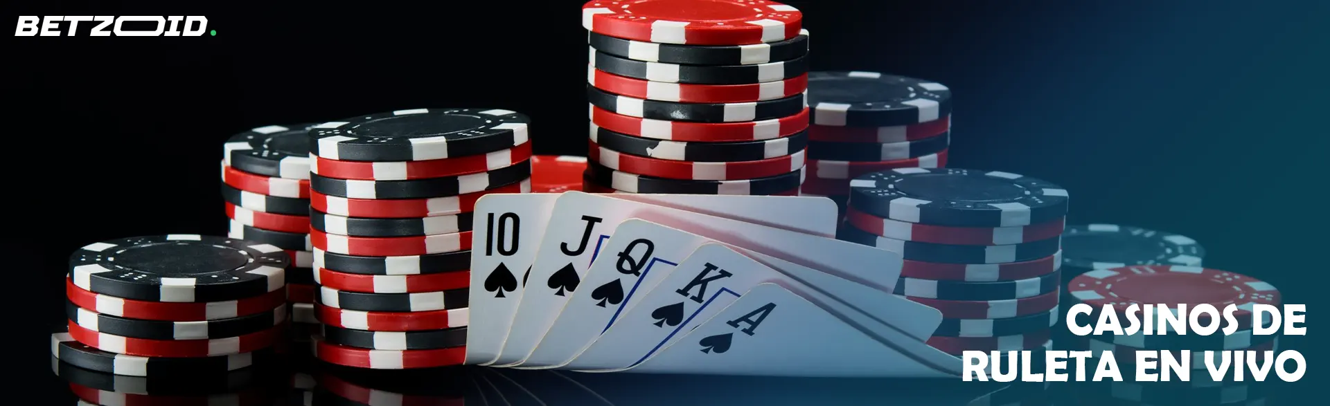 Fichas y cartas de casino sobre fondo negro.