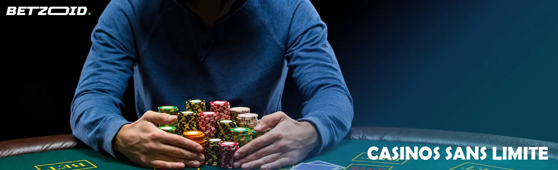 Un joueur tient une pile de jetons sur une table de casino.