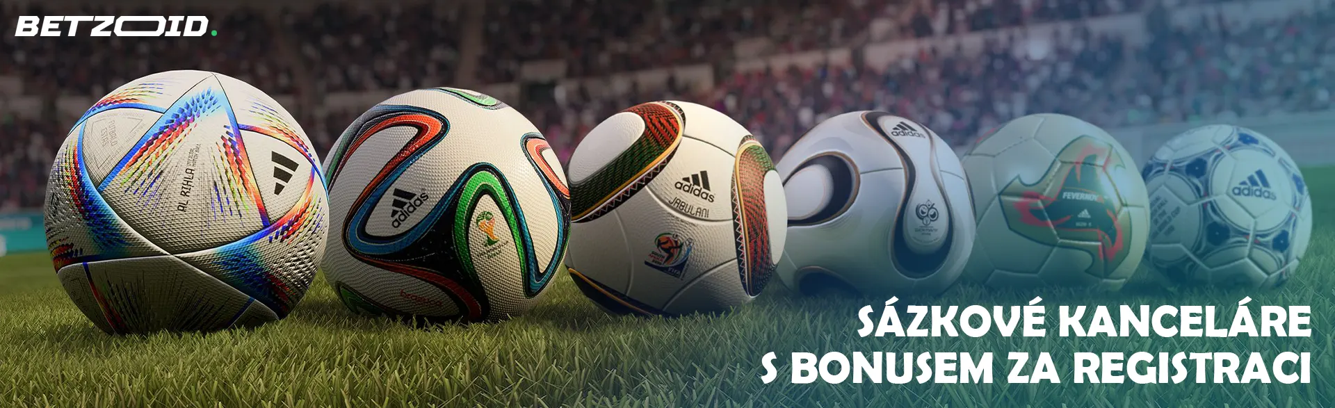 Řada fotbalových míčů na hřišti.