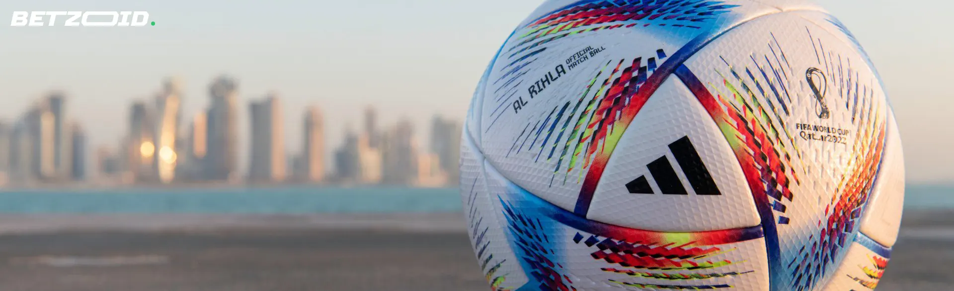 Fotbalový míč na pozadí města.