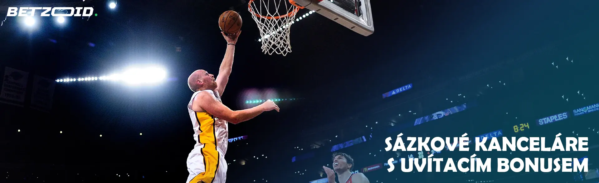 Basketbalista hází během hry míč do ringu.