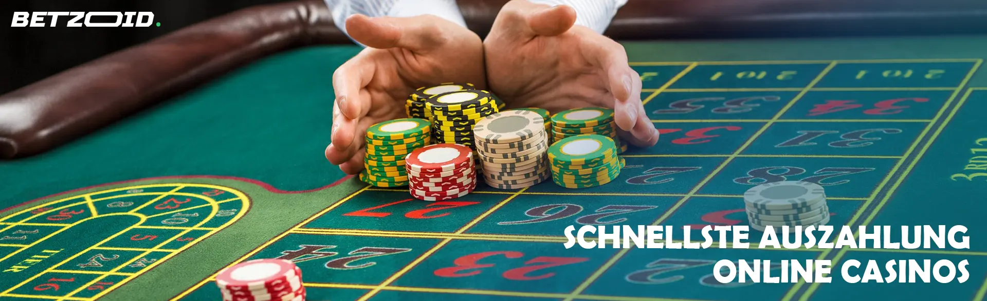 Ein Spieler hält einen Stapel Chips auf einem Casinotisch.