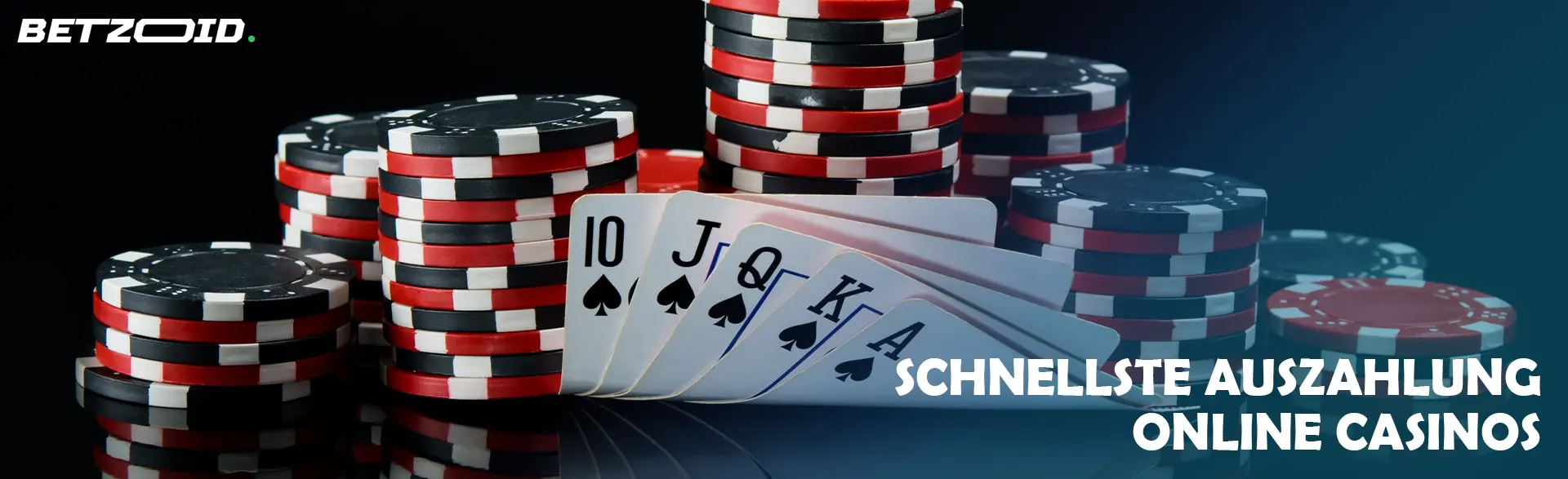 Ein Stapel Casino-Chips und Karten auf dunklem Hintergrund.