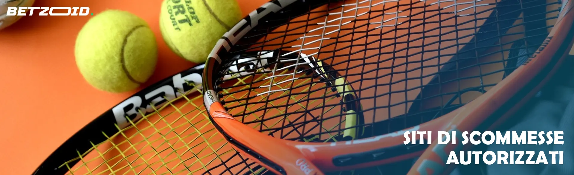 Racchetta e palla da tennis su sfondo arancione.