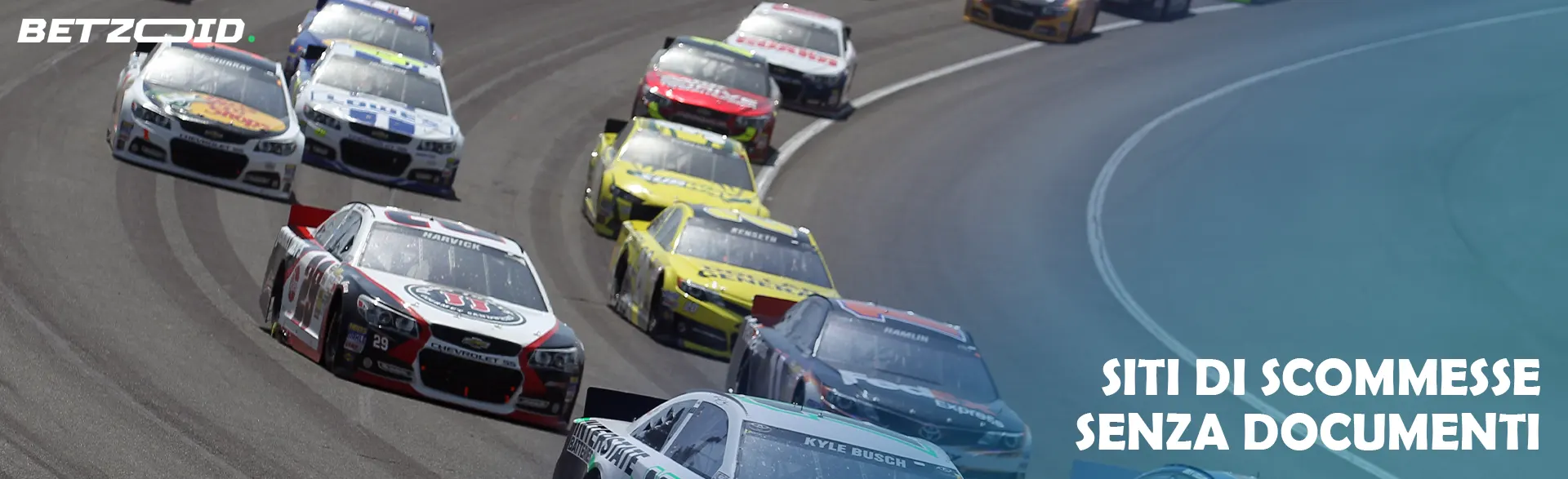 Auto da corsa in pista durante la gara.