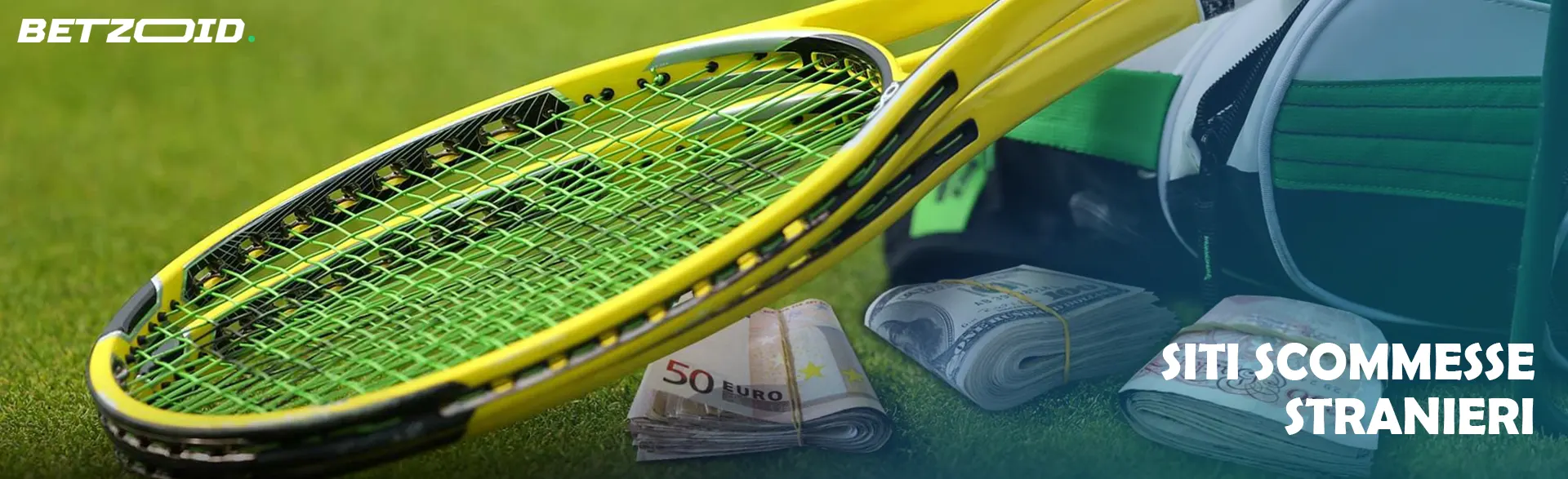 Racchette da tennis e mazzette di soldi su un prato verde accanto a una borsa sportiva.